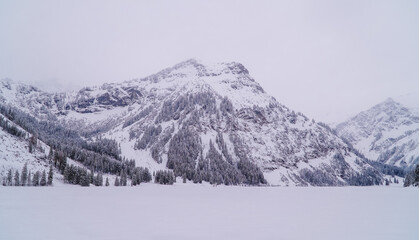 Fototapeta na wymiar Panorama view of the frozen Visalpsee near Tannheim, Austria