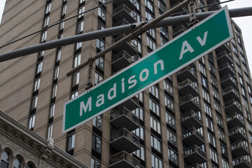 Panneau de signalisation indiquant l'avenue Madison à New York, United States. Buildings en...