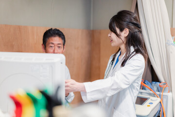 検査の結果を患者に説明する女性ドクター