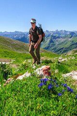 Naklejka na ściany i meble Mann wandert im Hochgebirge vor herrlicher alpiner Kulisse