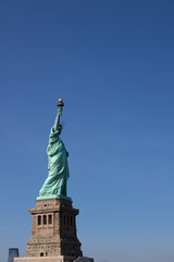 Obraz na płótnie Canvas Vue sur la statue de la liberté à New York avec en arrière plan un beau ciel bleu de la la place libre pour le texte
