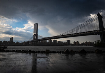 vue sur le pont de Manhattan le soir à New York par temps d'orage. Gros nuages et pluie.