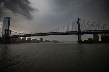 vue sur le pont de Manhattan le soir à New York par temps d'orage. Gros nuages et pluie.