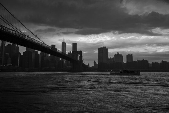 vue sur Manhattan et le pont de Brooklyn en noir et blanc juste après l'orage © Tof - Photographie