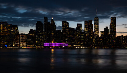 Fototapeta premium Vue sur Manhattan la nuit en pause longue depuis Brooklyn. Buildings et skyline illuminés
