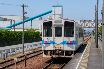 Obraz premium 水島の工業地帯を走る気動車