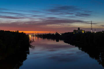 Obraz premium view from the bridge to the sunset sky on the river