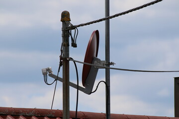 Obraz premium Eine Mehrteilnehmer Sat - Anlage auf einem Hausdach. Satelliten TV, Monteur, Elektro, Fernsehtechnik, Sat - Anlagentechnik, 