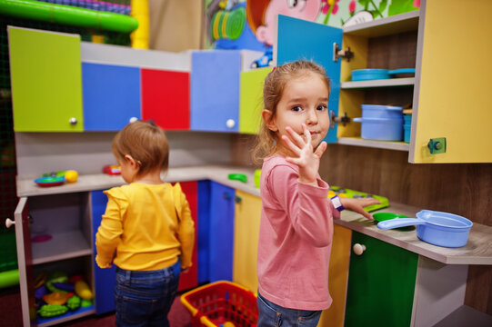 A Escola Com Grande Plástico Escava Um Túnel O Jogo Para Crianças Em Idade  Pré-escolar Foto de Stock - Imagem de playtime, kindergarten: 82542640