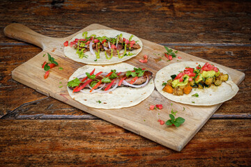 Verschiedene Tacos mit Rinderbrust, Pulled Beef und Gemüse