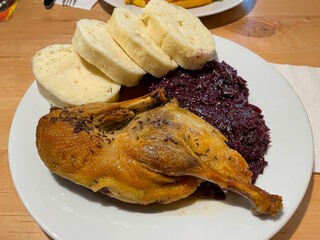 Ente mit Rotkraut und Klößen