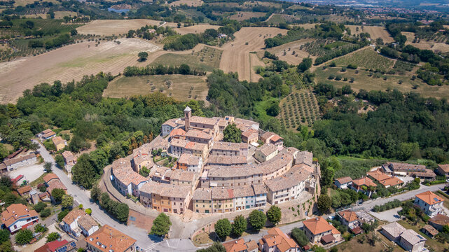 Il borgo di Serrungarina