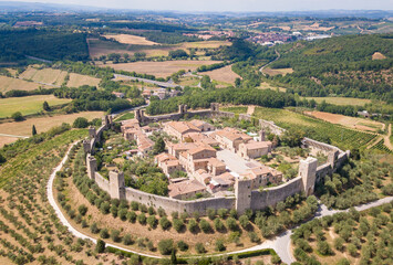 Obraz premium Veduta di Monteriggioni e le sue mura dall'alto