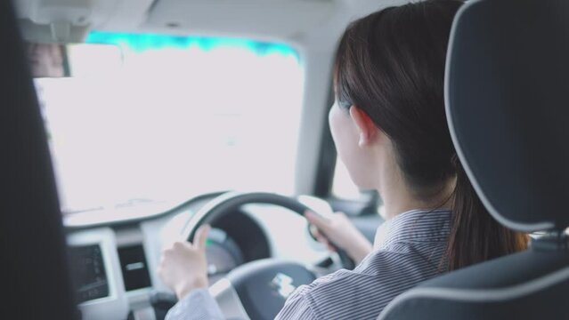 車を運転する日本人女性