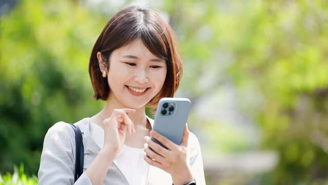 スマートフォンを操作する若いビジネスウーマン