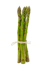 Piccolo mazzo di asparagi legato, in piedi, isolato su sfondo bianco - obrazy, fototapety, plakaty