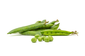 Primo piano di piselli freschi in baccelli e sgrananti, isolati su sfondo bianco. 