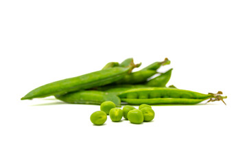 Primo piano di piselli freschi in baccelli e sgrananti, isolati su sfondo bianco. 