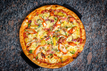 Pizza mit gebratenem Hähnchen, Ananas, Zwiebeln, Kresse und Basilikum