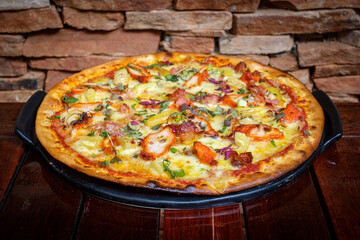 Pizza mit gebratenem Hähnchen, Ananas, Zwiebeln, Kresse und Basilikum