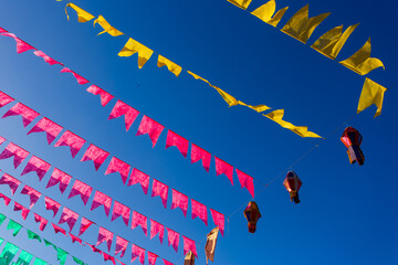decoração junina com bandeirinhas coloridas e balões decorativos 