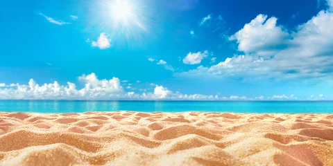 Rolgordijnen Abstracte onscherpte intreepupil achtergrond. Tropisch zomerstrand met gouden zand, turquoise oceaan en blauwe lucht met witte wolken op zonnige dag. Kleurrijk landschap voor zomervakanties. © Laura Pashkevich
