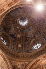 Obraz premium beautiful interior of italian catholic church antique architecture