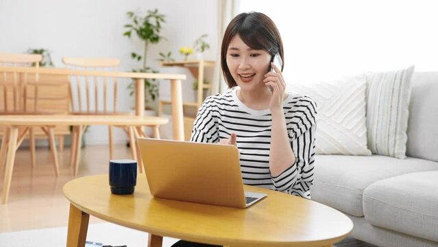 笑顔で通話をする若いビジネスウーマン	