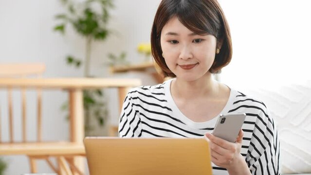 スマートフォンを操作する若い女性