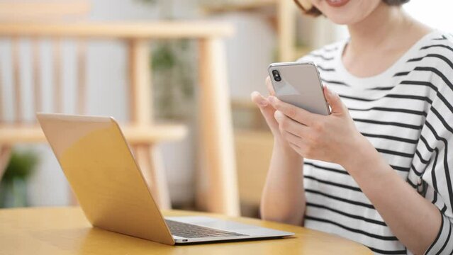 スマートフォンを操作する若い女性	
