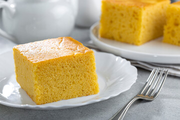 Sliced ​​cornmeal cake on the table.