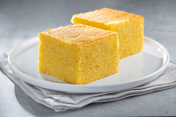 Sliced ​​cornmeal cake on the table.