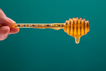Naklejka premium fresh fragrant honey drips on green background. organic vitamin nutrition. dessert food
