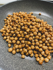 Preparation in the kitchen: toasted chickpeas