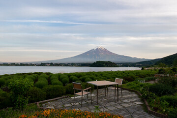 富士山をのぞむ公園のテーブルとチェア　雪景色　table and chairs on the lakeside terrace at the foot of mount Fuji