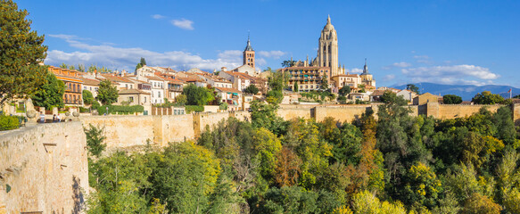 Fototapeta na wymiar Panorama of the city wall and cathedral in the skyline of Segovia, Spain