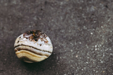 Pierre roulée polie agate crazy lace dentelle sur un fond noir - Minéral naturel	