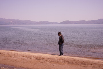 Fototapeta na wymiar 日本 福島県 猪苗代湖 散歩する男性