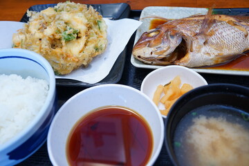 Japanese Food, Breakfast, Grilled Fish and Miso Soup - 日本料理 旅館 朝食 煮魚定食	