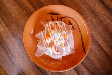 Tostada de jamón con verduras, queso y crema 