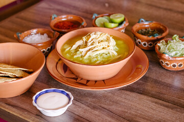 Pozole blanco con ingredientes 
