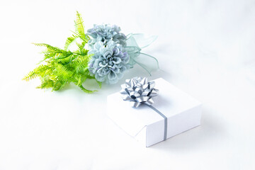 美しいブルーグレーのダリアの花束と銀色のリボンのプレゼント（白バック）