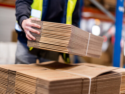 Stock de carton d'emballage dans un entrep&ocirc;t