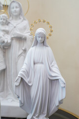 escultura de la virgen maria con su corona dorada, plano detalle. objetos religiosos
