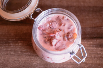 Fresas con crema en frasco de vidrio 