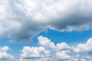 大きな雲と小さな雲