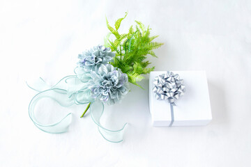 美しいブルーグレーのダリアの花束と銀色のリボンのプレゼント（白バック）