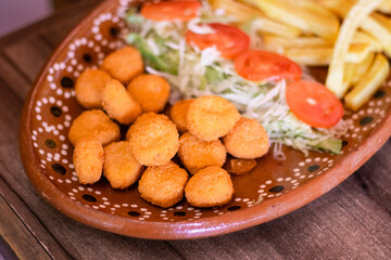 Palomitas de pollo con ensalada y papas a la francesa 