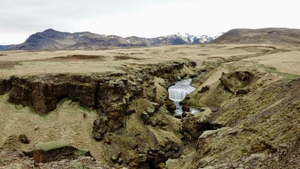 Landschaft im Süden Islands, Wanderung an einem Flusslauf.