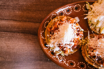 Sopes de carne con crema y queso